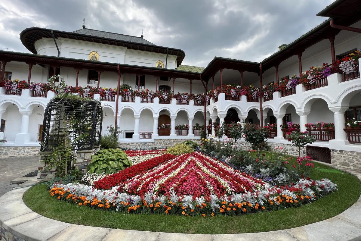 Viziteaza manastirile din Nordul Moldovei-0