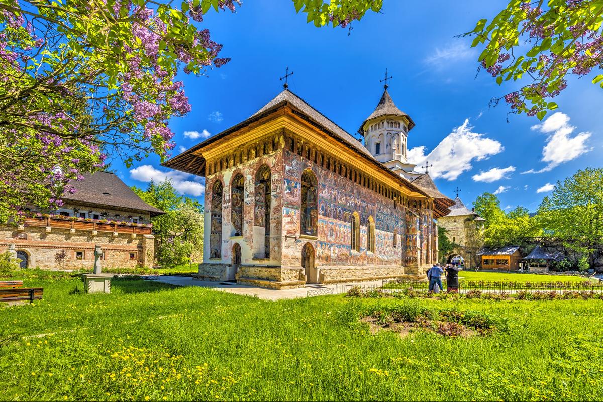 Descoperă Spiritualitatea și Istoria vizitand Mănăstirile din  Bucovina