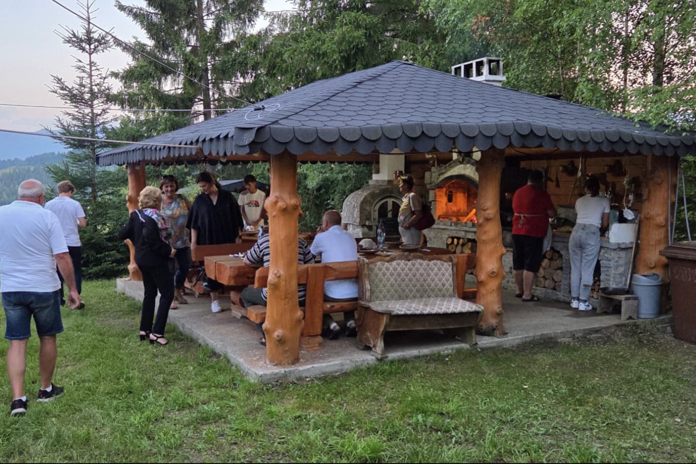 Tur de seara in Tara Dornelor cu cina traditionala la stână turistică 