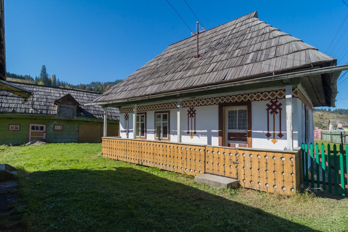 Meșteșuguri și tradiții locale: Ouă încondeiate, case pictate și Piatra Țibăului