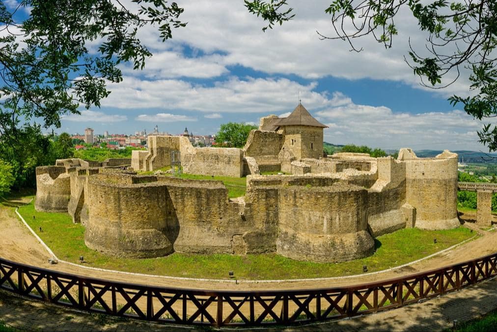 Manastiri unice din Tara Fagilor,Cetatea Sucevei și Drumul Talienilor 