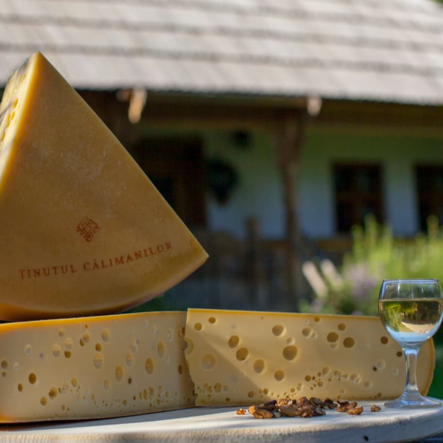 Tinutul Calimanilor-fabrica de branzeturi