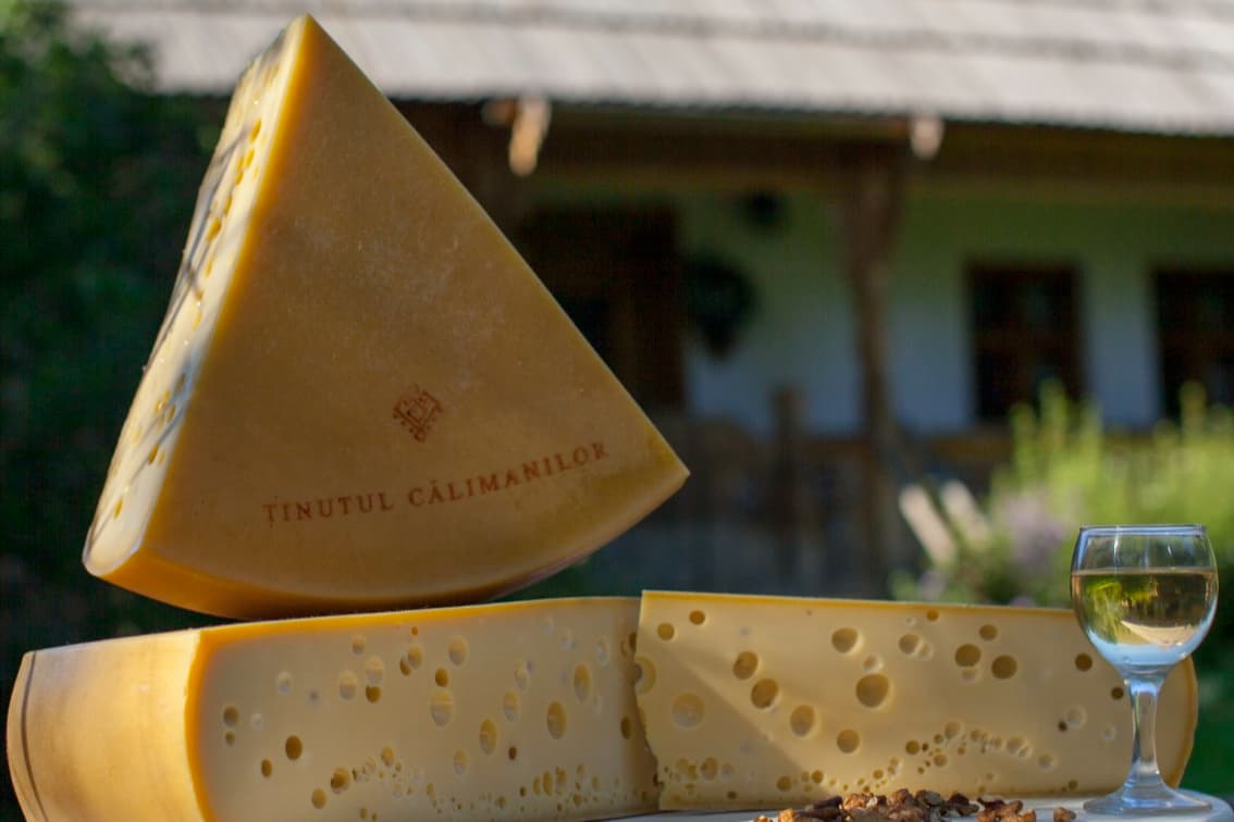 Tinutul Calimanilor-fabrica de branzeturi 2