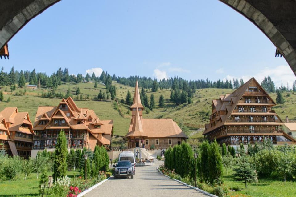 Mănăstirea „Acoperământul Maicii Domnului” Dorna-Arini 1