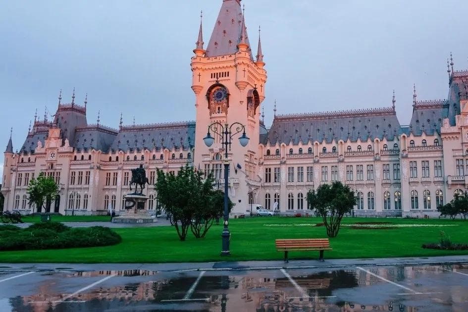 Iași – Palatul Culturii, Sf. Parascheva și mănăstirile orașului, într-o zi