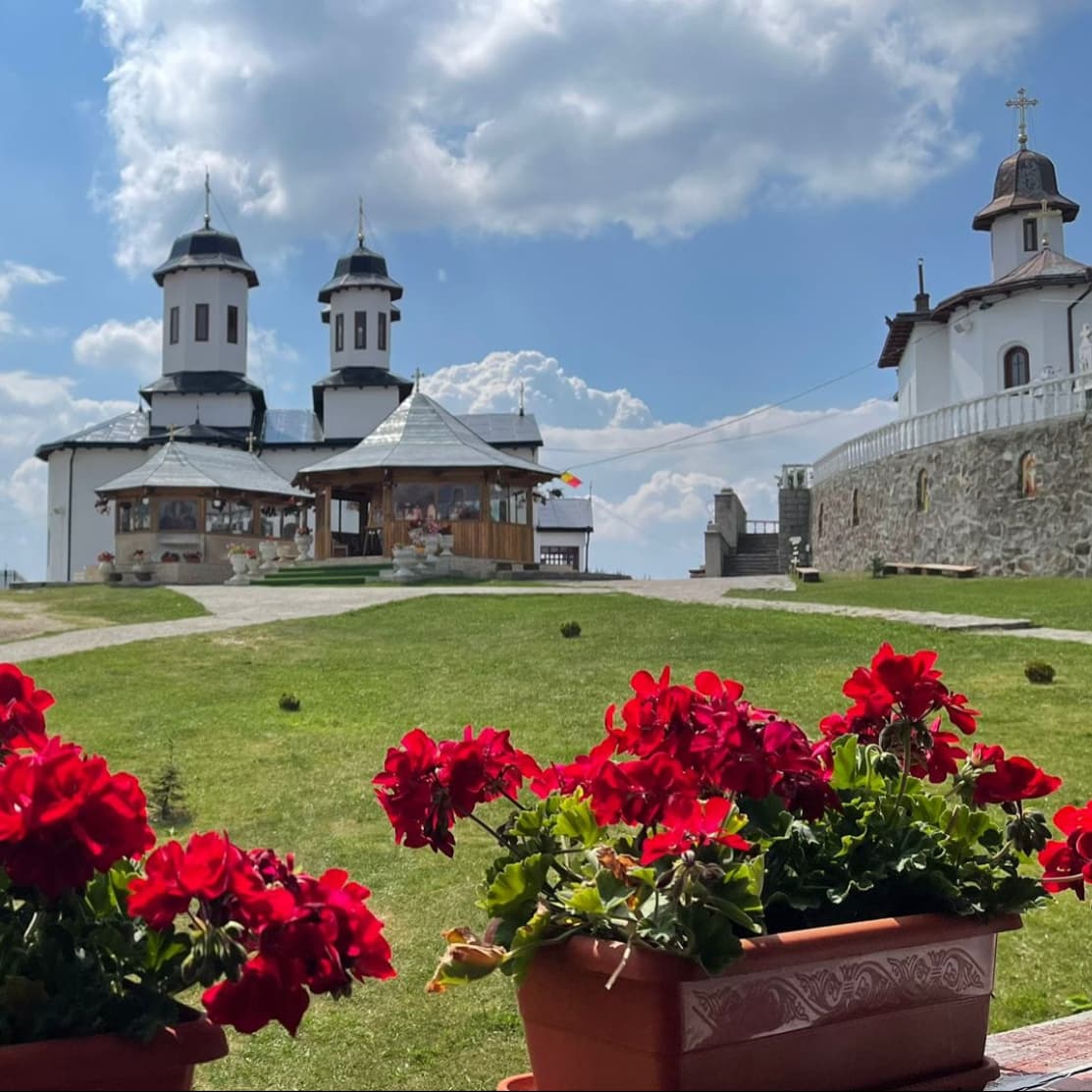 Miniexcursie la Mănăstirea Acoperamantul Maicii Domnului Gheorghiteni si Manastirea Piatra Tăieturii- 3 ore