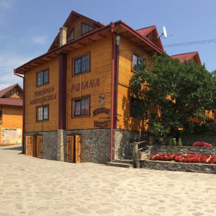 Prânz tradițional în Poiana Negrii