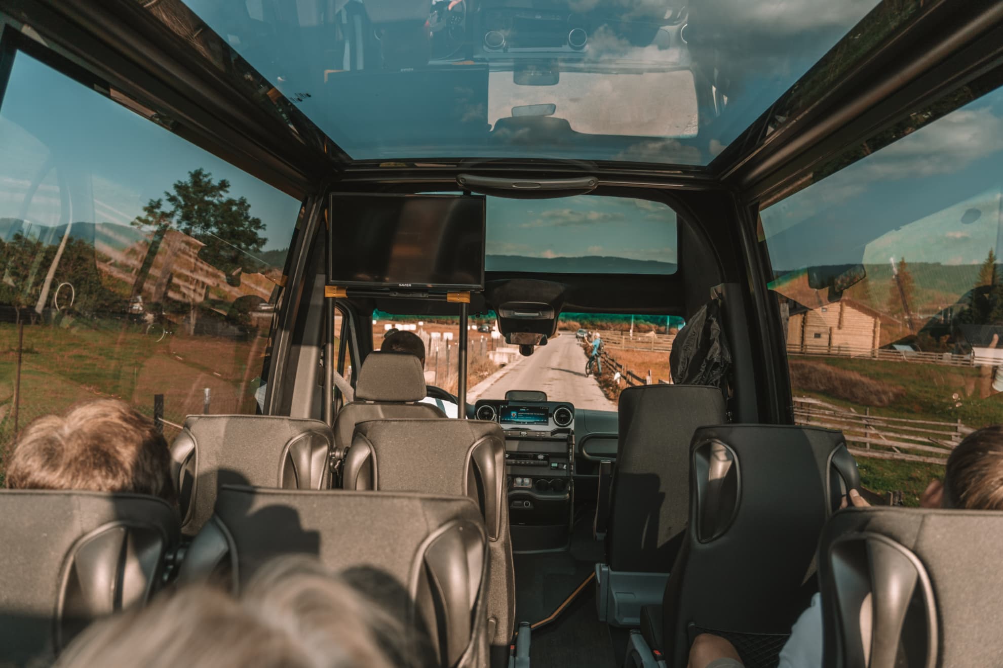 O după-amiază de poveste pe Bârnărel – Mănăstirea Sf. Nectarie si popas la Hanul lui Mujdei cu Panoramic Bus -2