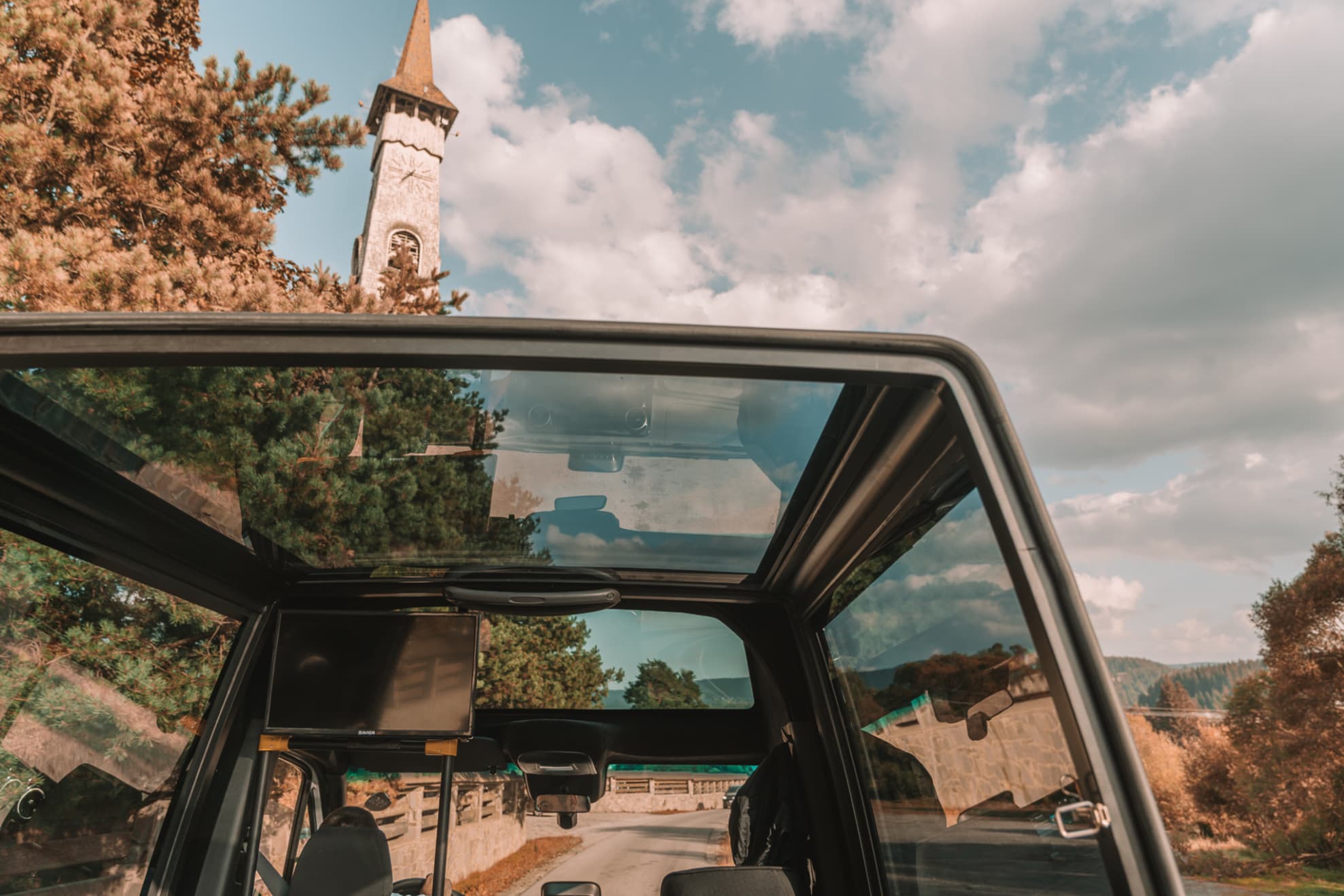 Traseu panoramic • opriri pentru admirarea peisajelor • afinată și ceva dulce • Mănăstirea Sf. Nectarie • popas la Hanul lui Mujdei cu 10% reducere la consumatie