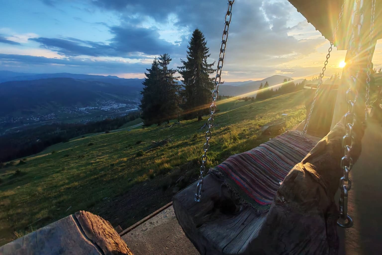 Apus pe Barnarel – Panoramic Bus cu Balmos la Coliba lui Mujdei